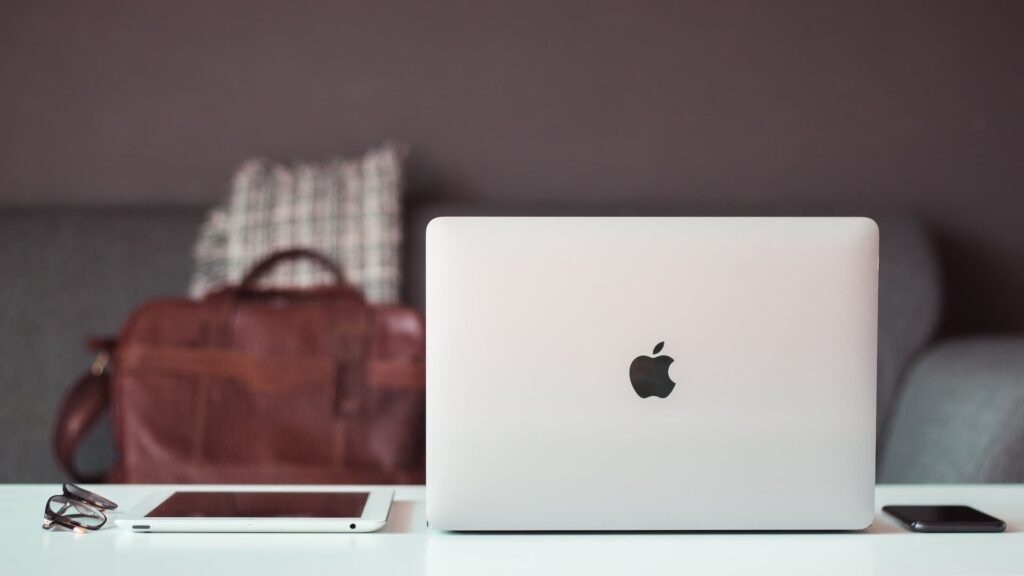 Apple Macbook Air e iPad na mesa - Método TRO com Tamiris de Cezaro