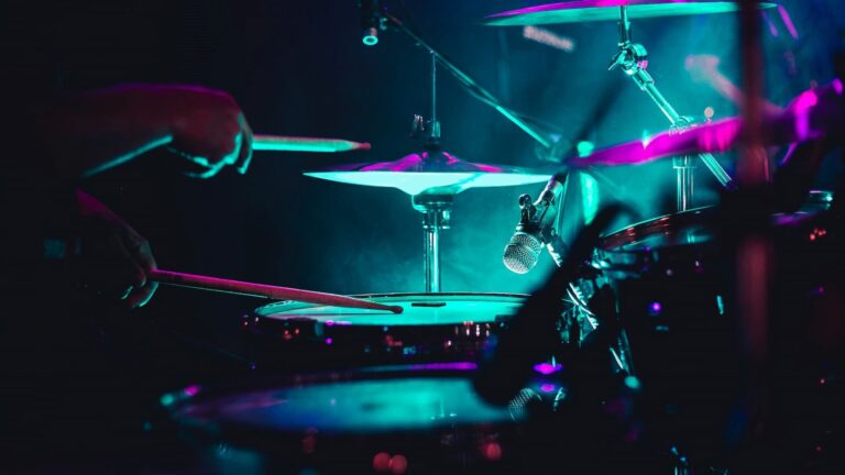 Homem tocando bateria no palco - Segredo das Viradas com Marlon Marquis