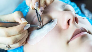 Uma mulher recebendo suas sobrancelhas feitas por um cabeleireiro profissional - Curso Viver de Cílios