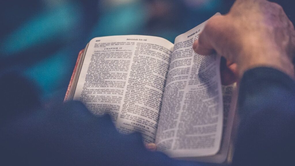 Pessoa lendo a bíblia - Manual do Devocional com Mateus Eleuterio
