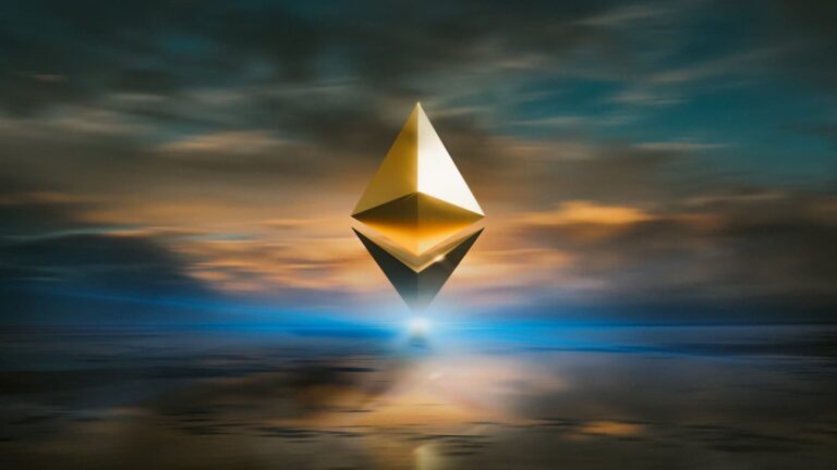 Estrutura triangular amarela e preta sob céu nublado durante o pôr do sol - O que é Ethereum?