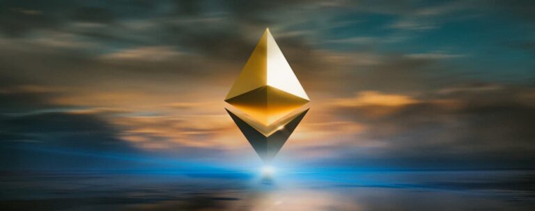 Estrutura triangular amarela e preta sob céu nublado durante o pôr do sol - O que é Ethereum?