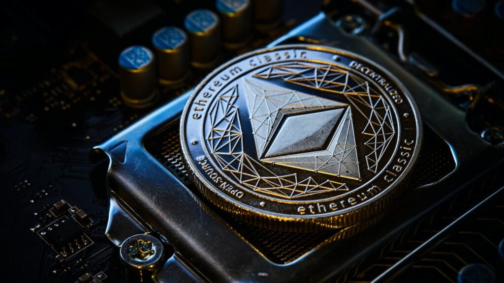 Um close up de um objeto de metal em uma placa-mãe - O que é Ethereum?