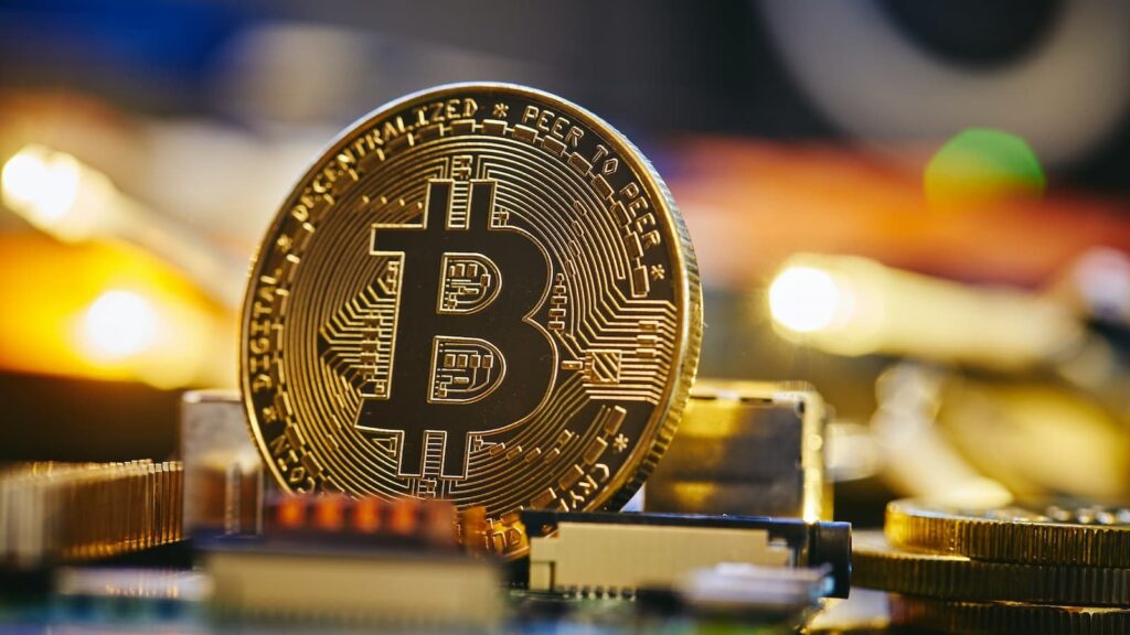 Um pouco de moeda sentada em cima de uma mesa - Mineração de Bitcoin