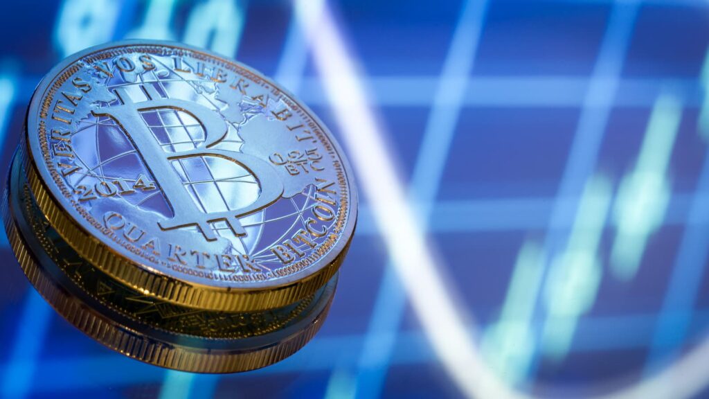 Bitcoin, um novo conceito de dinheiro virtual, gráficos e fundo digital. moeda de ouro com a imagem da letra b. mining ou a tecnologia blockchain, close-up - Mineração de Bitcoin