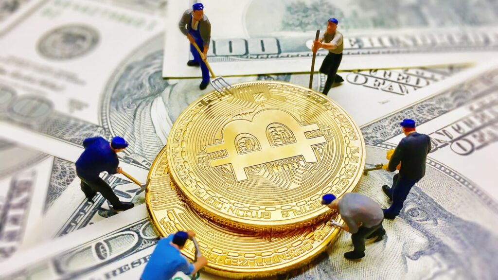 Figuras de trabalhador ajudando a cavar dinheiro moeda no fundo de nota de dólar - Mineração de Bitcoin