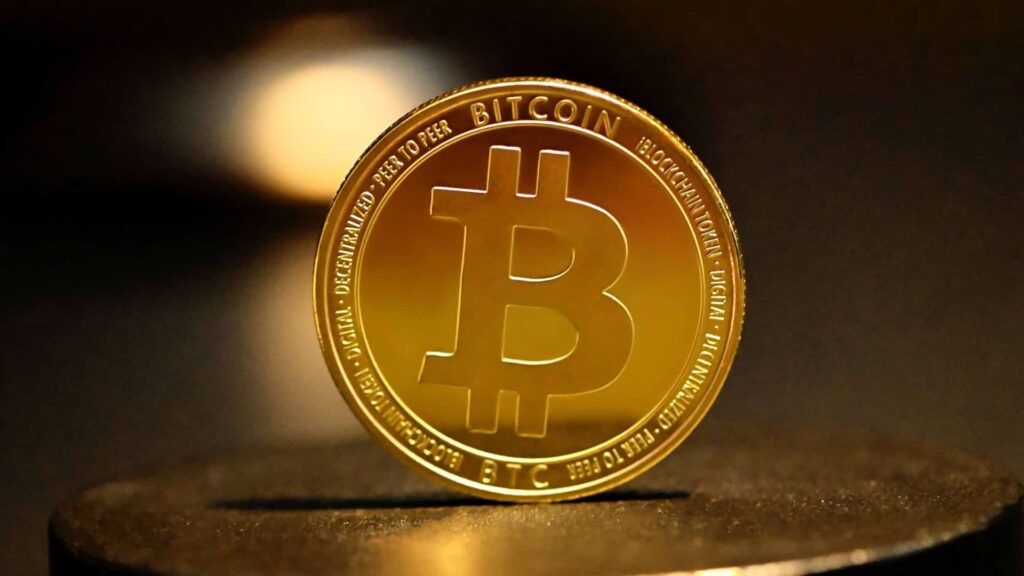 Uma moeda de ouro, uma representação do bitcoin.