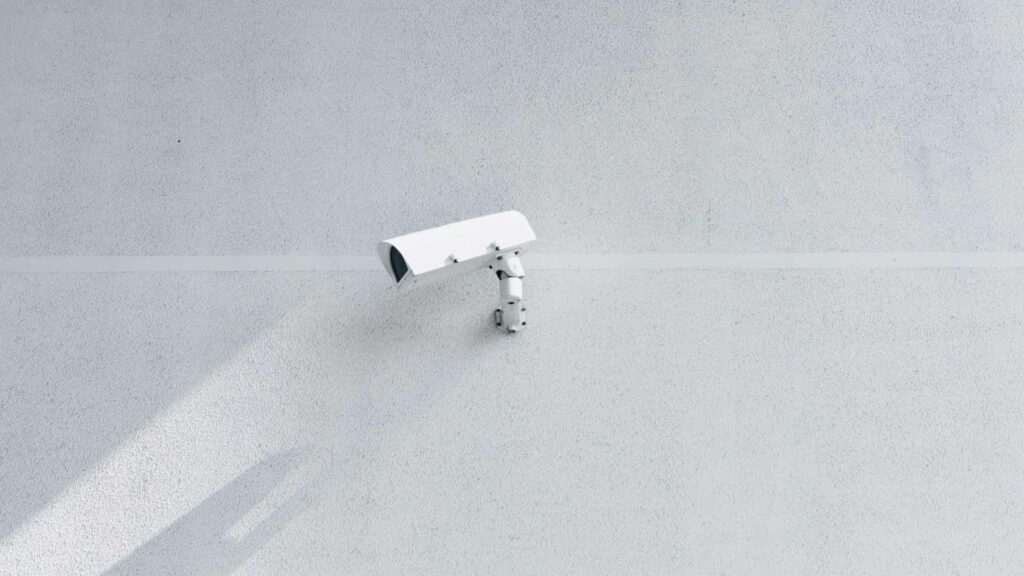 Câmera de segurança da caixa branca na parede - Foto: unsplash - O que é Sniffer e como se proteger contra Ataques de Sniffing?
